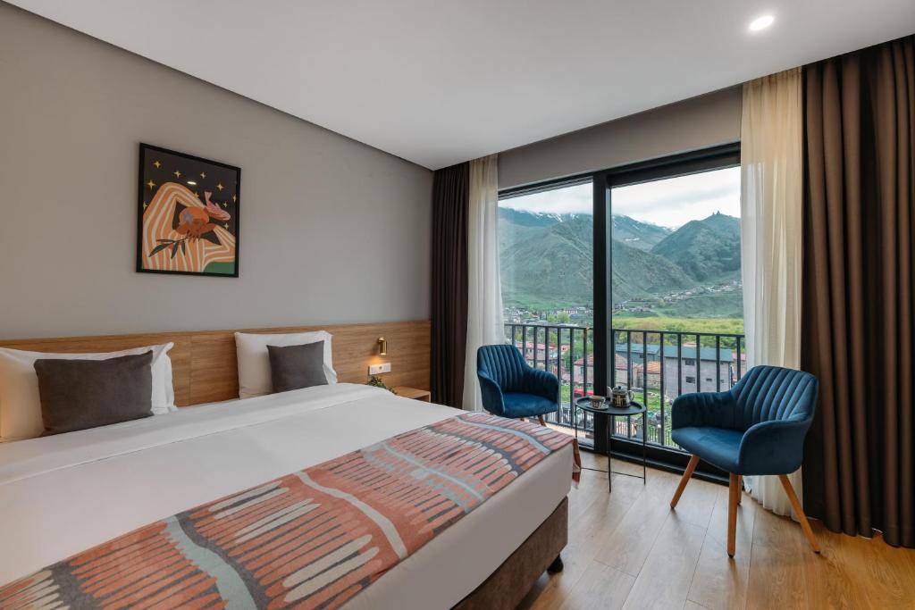 Double/Twin Room with Mountain View