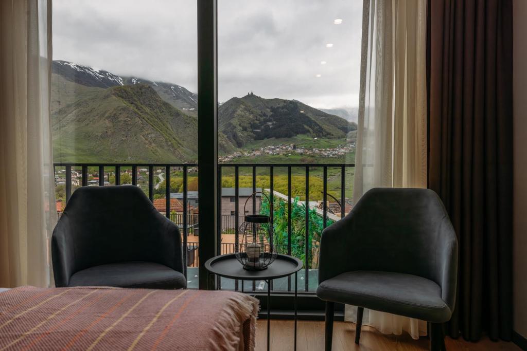 Double/Twin Room with Mountain View
