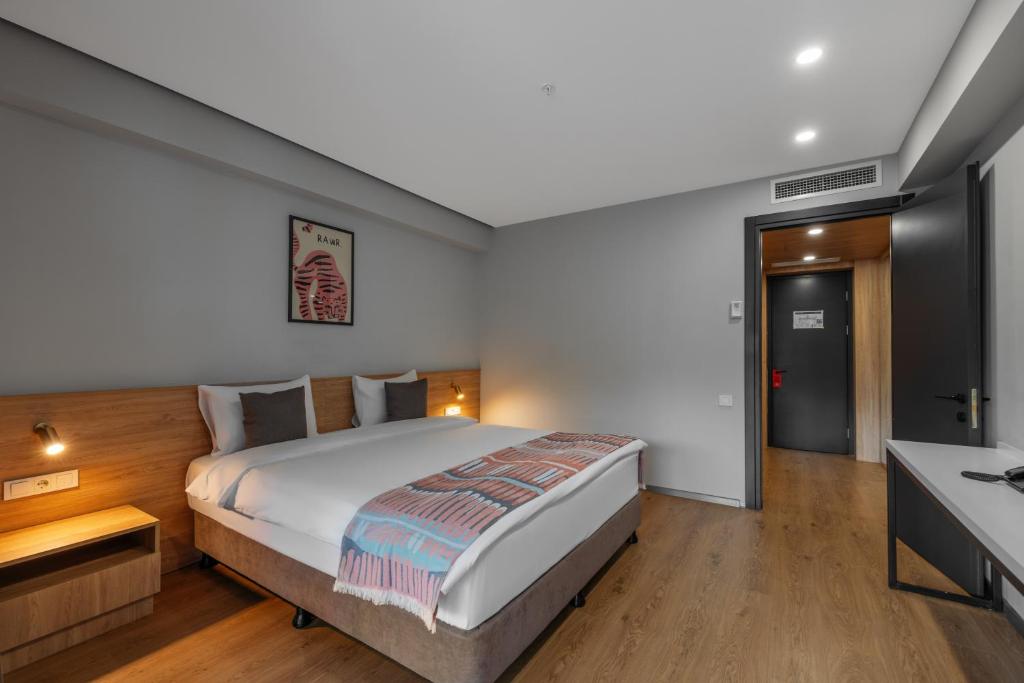 Double/Twin Room with Mountain View
